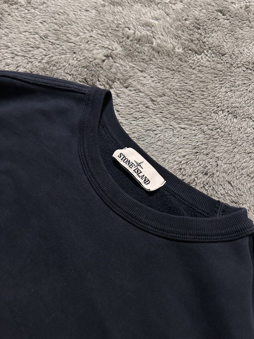 Stone Island Crewneck Black (Category: Coats, Jackets and Outerwear) located in Lapu Lapu. Submitted by teriyakiboi6021 (Listing ID 1465278316, Image 2). Description: Stone Island Longsleeve Legit / Authentic Very Good Condition Flaws: Hole Dimes: 20x28 DM FOR MORE DETAILS!📲.
