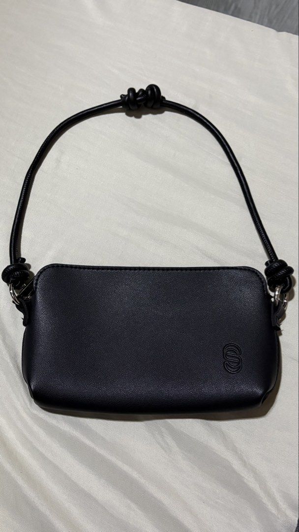 Straightforward Filo Pouch - Kili Bag (Category: Shoulder Bags) located in Tanza. Submitted by basti.declutters (Listing ID 1465322472, Image 1). Description: No damage or issues.