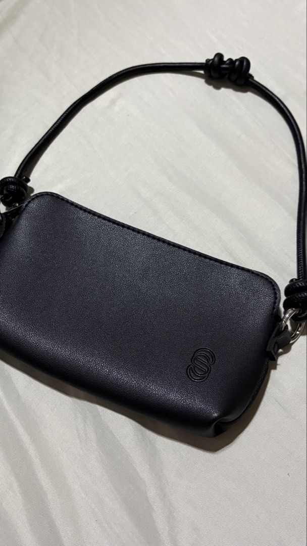 Straightforward Filo Pouch - Kili Bag (Category: Shoulder Bags) located in Tanza. Submitted by basti.declutters (Listing ID 1465322472, Image 2). Description: No damage or issues.