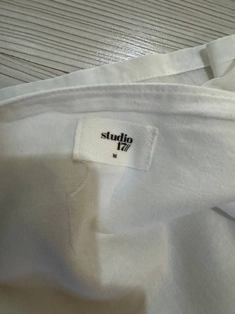 Studio 17 (Category: Shirts) located in Taguig. Submitted by anxmz (Listing ID 1465286496, Image 2). Description: Like new White cropped linen top grom Studio 17.