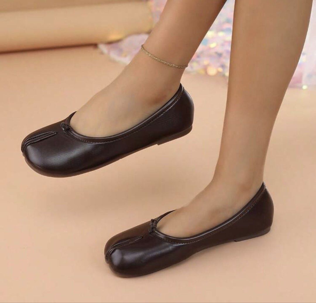 TABI FLATS (Category: Flats & Sandals) located in Cebu City. Submitted by diabriciaa (Listing ID 1465256380, Image 3). Description: Size: US 39/9 24.5cm New, never used, RFS wrong size Color: Coffee Brown.