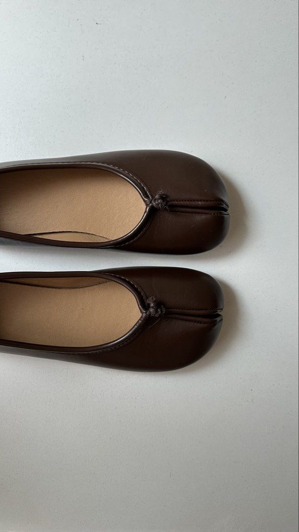 TABI FLATS (Category: Flats & Sandals) located in Cebu City. Submitted by diabriciaa (Listing ID 1465256380, Image 2). Description: Size: US 39/9 24.5cm New, never used, RFS wrong size Color: Coffee Brown.
