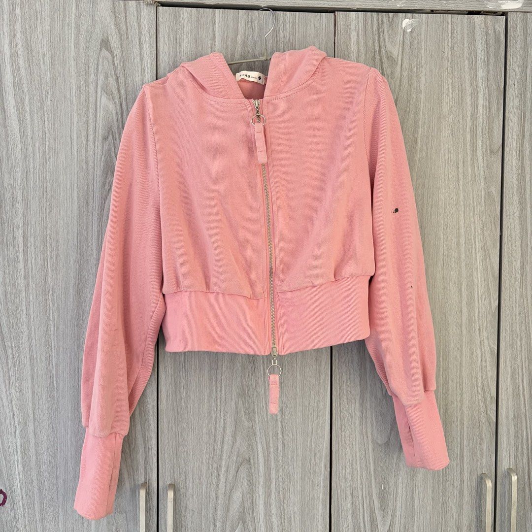 Take ALL 500 (Category: Coats, Jackets and Outerwear) located in Agdangan. Submitted by gonutt.donut (Listing ID 1465217353, Image 1). Description: Decluttering Take ALL 500 Crop Top Hoodie Jacket Wind breaker Parka Jacket Longsleeves-H&M Divided.