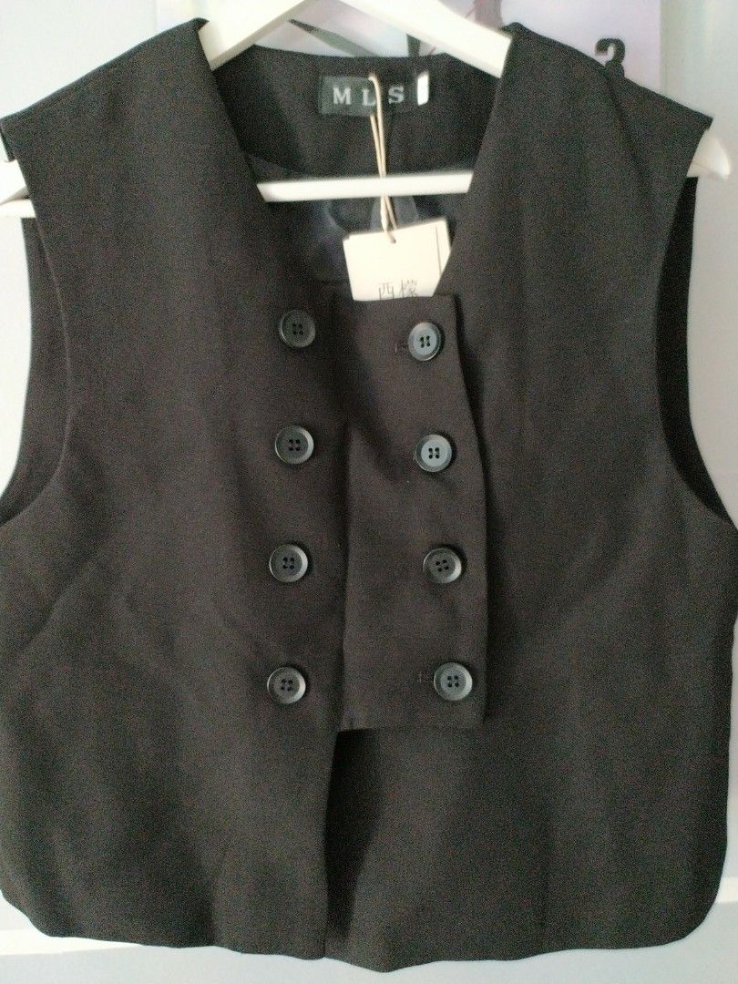 Take all vest and sleeveless with freebies (Category: Others Tops) located in Manila. Submitted by timtam04 (Listing ID 1465229322, Image 3). Description: medium size and large size sold the two tube type flower black and white.
