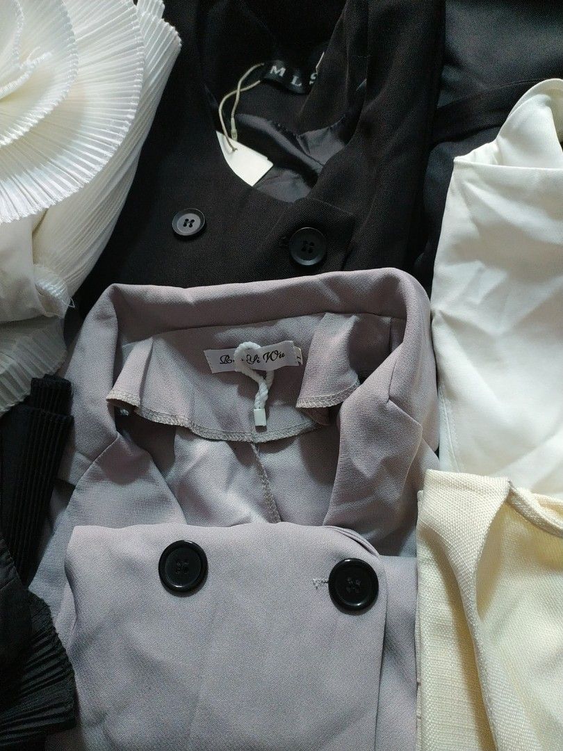 Take all vest and sleeveless with freebies (Category: Others Tops) located in Manila. Submitted by timtam04 (Listing ID 1465229322, Image 2). Description: medium size and large size sold the two tube type flower black and white.