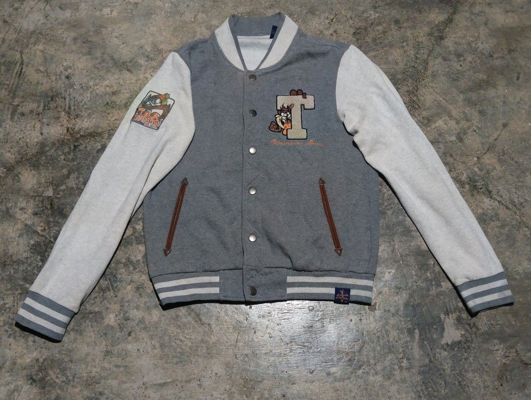 Tasmanian Devil (Category: Coats, Jackets and Outerwear) located in Ajuy. Submitted by aljohndalumpines88 (Listing ID 1465343419, Image 1). Description: need wash.
