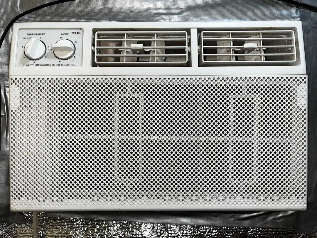 Tcl window type aircon (Category: Air Conditioning and Heating) located in Lipa City. Submitted by prettymaj25 (Listing ID 1465364283, Image 2). Description: tcl window type aircon 1 horsepower slightly used no issue/ no history of repair super lamig pwede sa maarte.