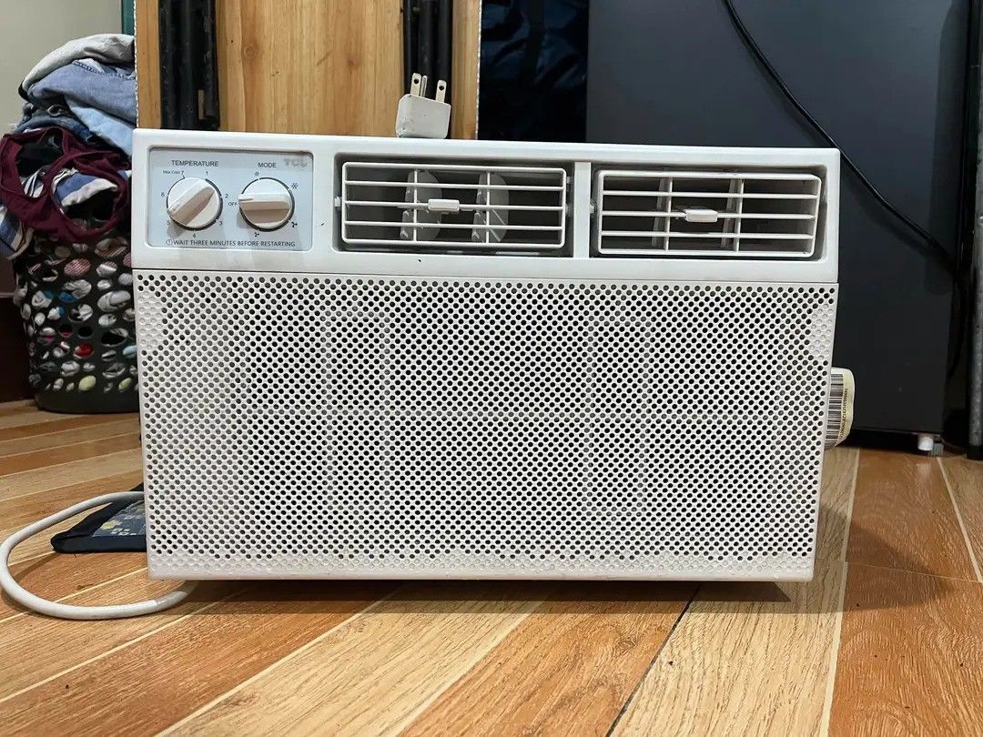 Tcl window type aircon (Category: Air Conditioning and Heating) located in Lipa City. Submitted by prettymaj25 (Listing ID 1465364283, Image 1). Description: tcl window type aircon 1 horsepower slightly used no issue/ no history of repair super lamig pwede sa maarte.