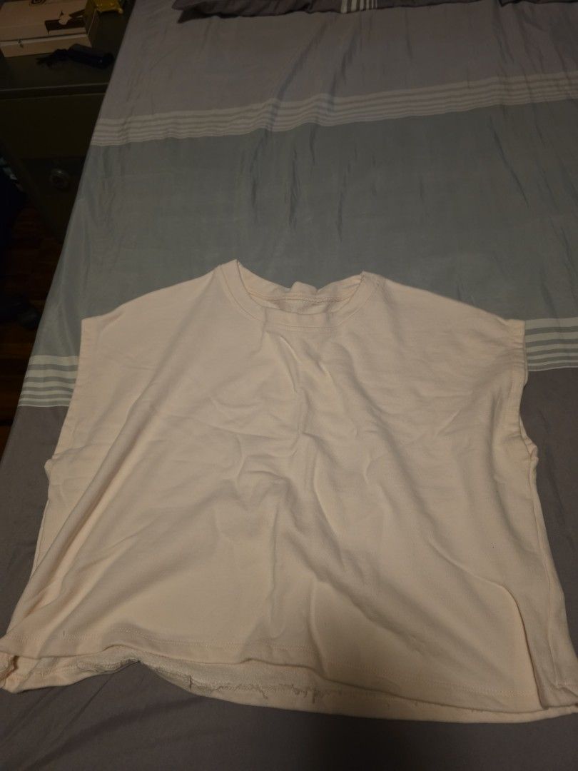 Terno Light Pink Drawstring Sweatpants Lounge Pants (Category: Joggers) located in Manila. Submitted by cher0918 (Listing ID 1465272895, Image 3). Description: - Color: Soft light pink (solid pastel) - Fit: Relaxed and comfortable - Waistband: Elastic with matching adjustable drawstring - Ideal for: Lounging at home or casual daily errands - Versatile: Easy to pair with any t-shirt or hoodie.