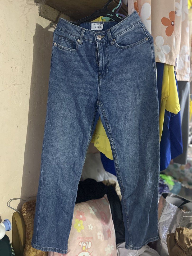 Terranova Jeans Blue Denim Pants (Category: Jeans) located in Mandaluyong City. Submitted by mariamadeline (Listing ID 1465342673, Image 1). Description: - Brand: Terranova - Style: Straight leg jeans - Wash: Medium blue - Size: ITA 38, USA 24, EU 34 - Slightly crumpled due to storage .