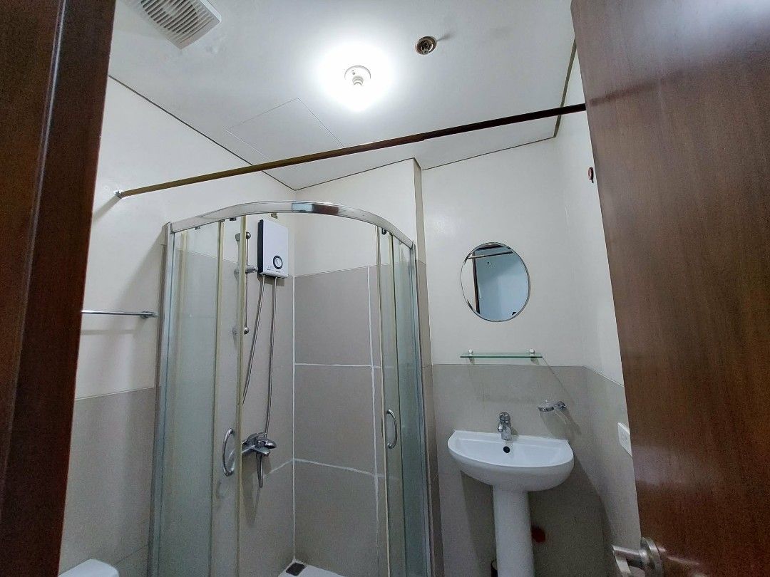 The Beacon Studio Unit For Rent/ For Sale (Category: Apartments & Condos) located in Makati City. Submitted by 09774895690 (Listing ID 1037747261, Image 3). Description: FOR RENT / For sale studio unit.Clean Title Include CGT A fully furnished studio unit for sale at THE BEACON ROCES .The condominium is beside in Makati Cinema Square and Don Bosco Technical Institute of Makati. There are amenities that can be enjoyed. A nice and perfect view out 