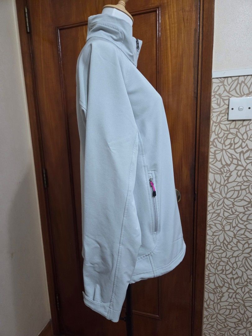 The North Face Light Grey FlashDry Jacket （分類：外套及戶外衣服）位於 Hong Kong。 由 starglitz 提交（商品編號 1465289178，圖片 3）。簡介： Light grey softshell jacket from The North Face. Pink logo on the front chest and back shoulder. FlashDry technology fabric on the sleeve. Full zip closure, two zippered hand pockets with pink pull cords. Adjustable cuffs with velcro straps. Clean look, casual outdoor wear. Never worn. Excellent condition. Washed。