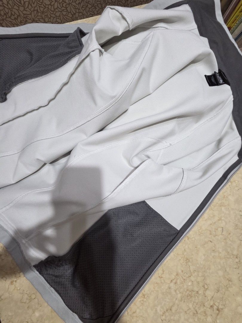The North Face Light Grey FlashDry Jacket （分類：外套及戶外衣服）位於 Hong Kong。 由 starglitz 提交（商品編號 1465289178，圖片 9）。簡介： Light grey softshell jacket from The North Face. Pink logo on the front chest and back shoulder. FlashDry technology fabric on the sleeve. Full zip closure, two zippered hand pockets with pink pull cords. Adjustable cuffs with velcro straps. Clean look, casual outdoor wear. Never worn. Excellent condition. Washed。