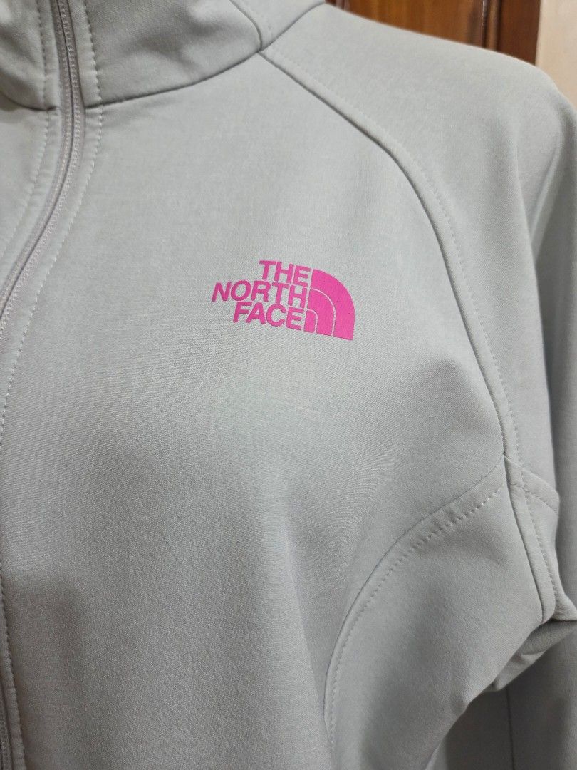 The North Face Light Grey FlashDry Jacket （分類：外套及戶外衣服）位於 Hong Kong。 由 starglitz 提交（商品編號 1465289178，圖片 6）。簡介： Light grey softshell jacket from The North Face. Pink logo on the front chest and back shoulder. FlashDry technology fabric on the sleeve. Full zip closure, two zippered hand pockets with pink pull cords. Adjustable cuffs with velcro straps. Clean look, casual outdoor wear. Never worn. Excellent condition. Washed。