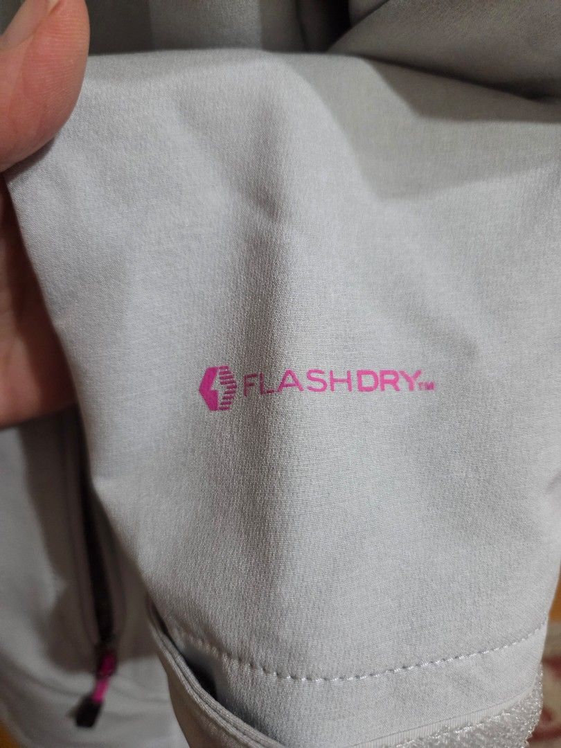 The North Face Light Grey FlashDry Jacket （分類：外套及戶外衣服）位於 Hong Kong。 由 starglitz 提交（商品編號 1465289178，圖片 5）。簡介： Light grey softshell jacket from The North Face. Pink logo on the front chest and back shoulder. FlashDry technology fabric on the sleeve. Full zip closure, two zippered hand pockets with pink pull cords. Adjustable cuffs with velcro straps. Clean look, casual outdoor wear. Never worn. Excellent condition. Washed。