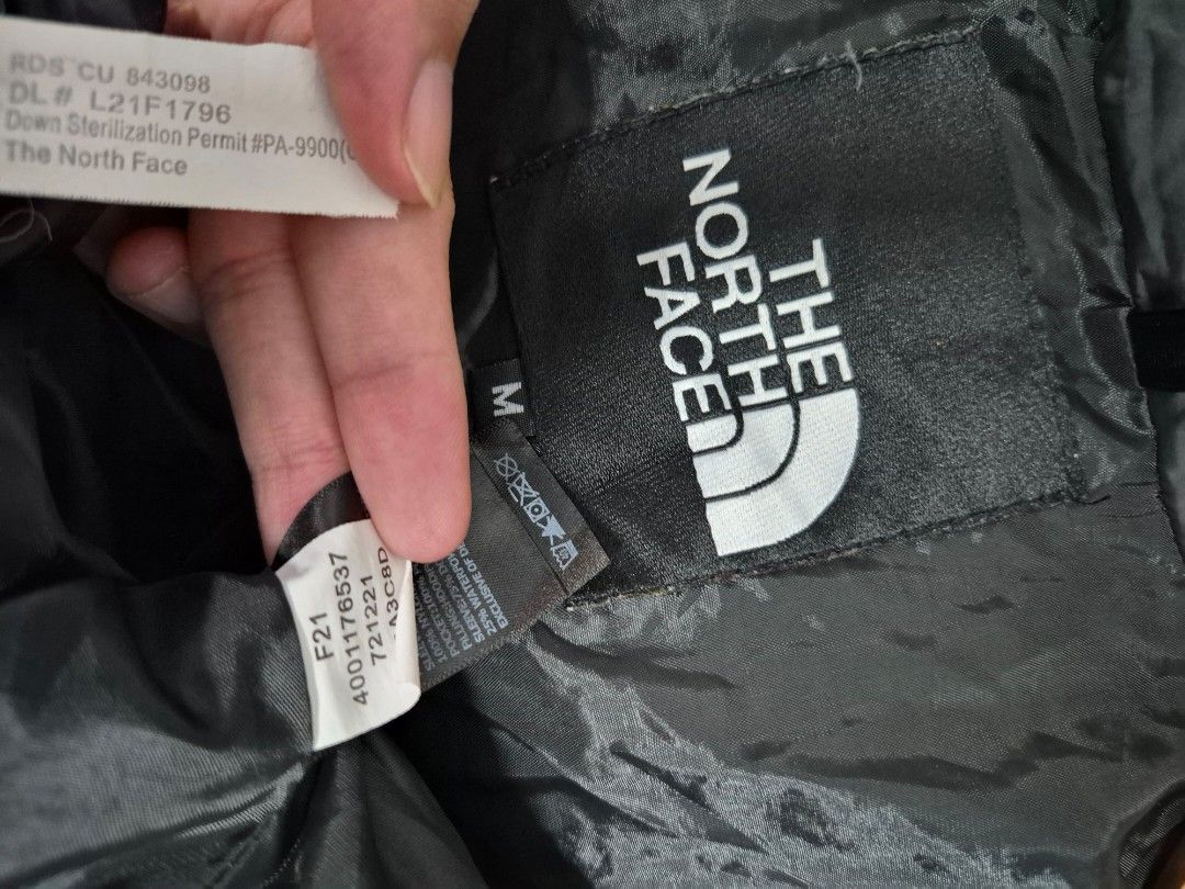 The North Face puffer jacket (Category: Coats, Jackets and Outerwear) located in Caloocan City. Submitted by jamestoledo30 (Listing ID 1465345899, Image 3). Description: Dimes LxW (in): 26 x 23 Condition : no issue Color Rate : 9.9/10 Like-new.