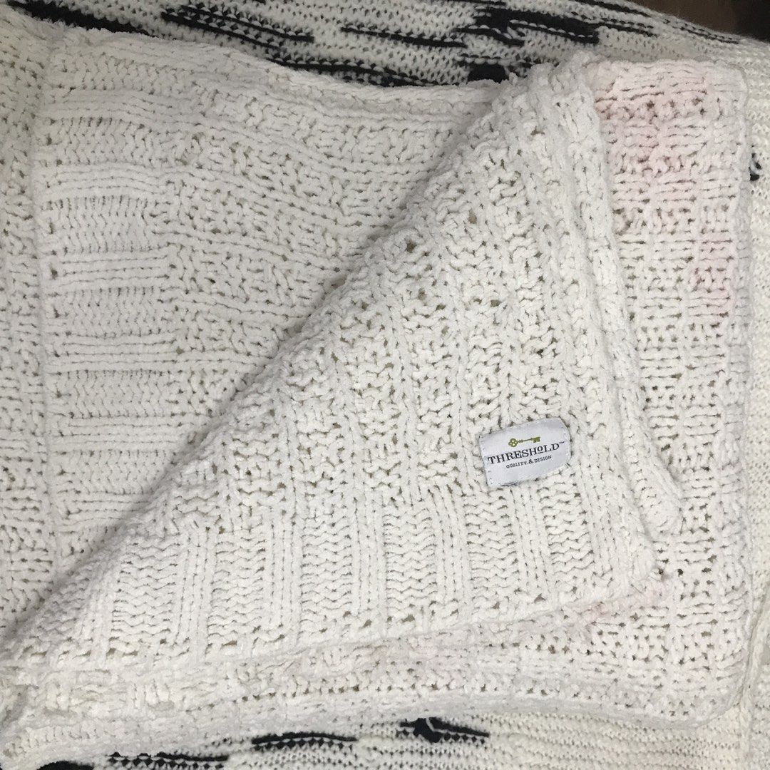Threshold Knitted throw blanket (Category: Cushions & Throws) located in Imus. Submitted by stop_shoppping (Listing ID 1465202495, Image 2). Description: Issue: my color transfer sa kabilang side nia.