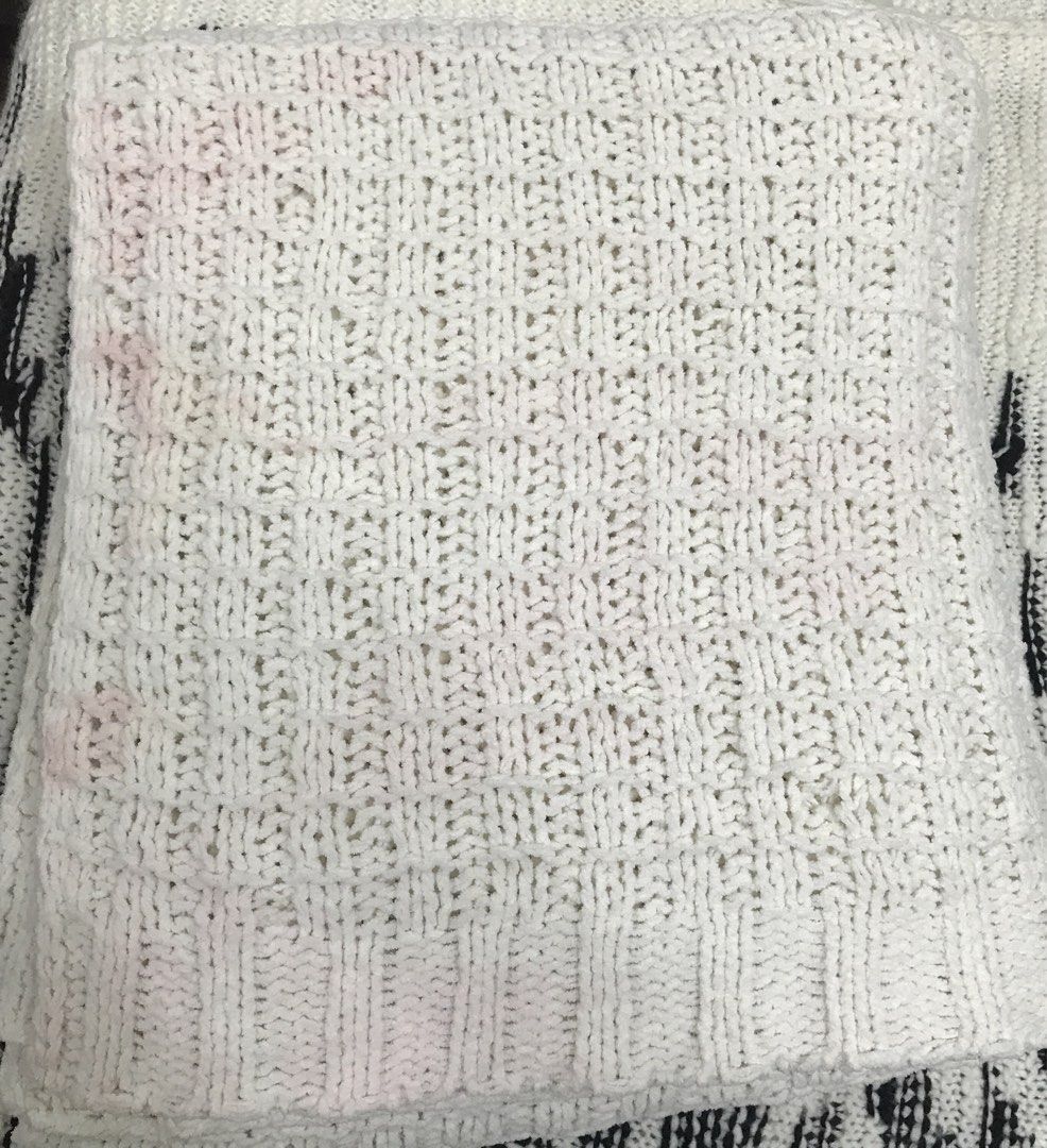 Threshold Knitted throw blanket (Category: Cushions & Throws) located in Imus. Submitted by stop_shoppping (Listing ID 1465202495, Image 3). Description: Issue: my color transfer sa kabilang side nia.