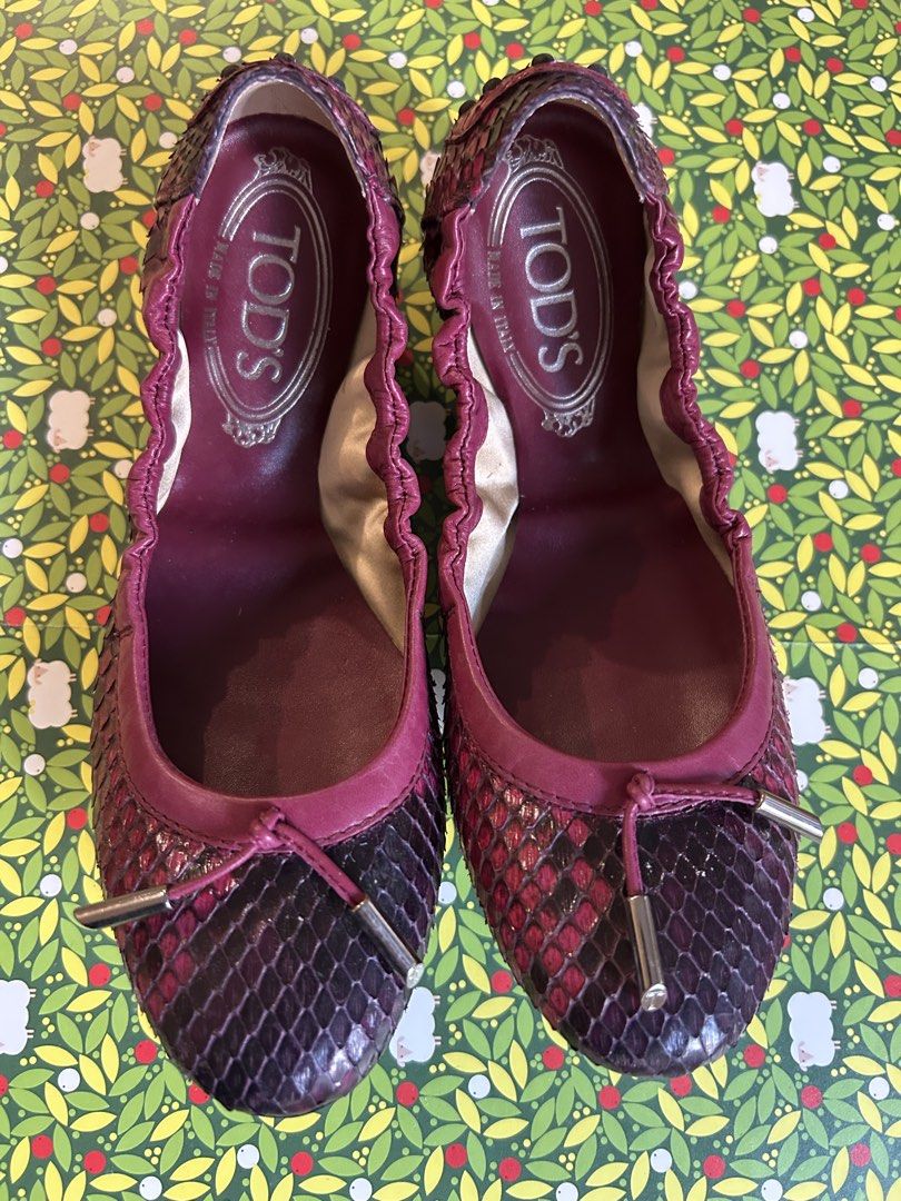 BRAND NEW Tod's Burgundy Python Leather Scrunch Ballet Flats (Limited Edition) （分類：鞋及波鞋）位於 Hong Kong。 由 Luchette 提交（商品編號 1465239758，圖片 1）。簡介： BRAND NEW Tod's Burgundy Python Leather Scrunch Ballet Flats (Limited Edition) Size EU 35, about 24cm length Comes with Tod's dust free bag I can also drop this off at SF express, buyer pays for postage Tod's ballet flats in burgundy python-embossed leather. Slip-on design with gathered elastic sides. Small