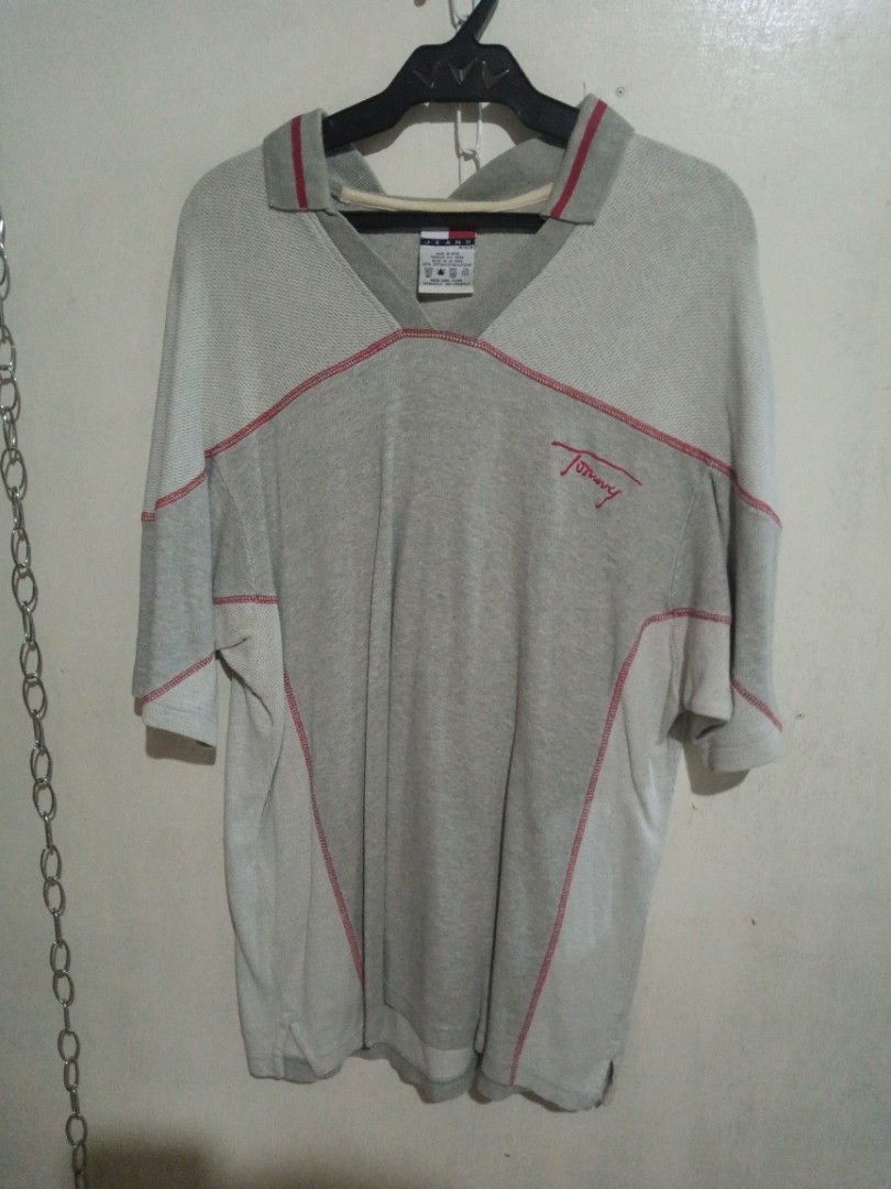 TOMMY Vintage (y2k) (Category: Activewear) located in Talavera. Submitted by xxygxx (Listing ID 1465316101, Image 1). Description: Width 19 inches Length 24 inches 📌 Color rate 9/10 📌Condition. 8/10 📌Need Wash.