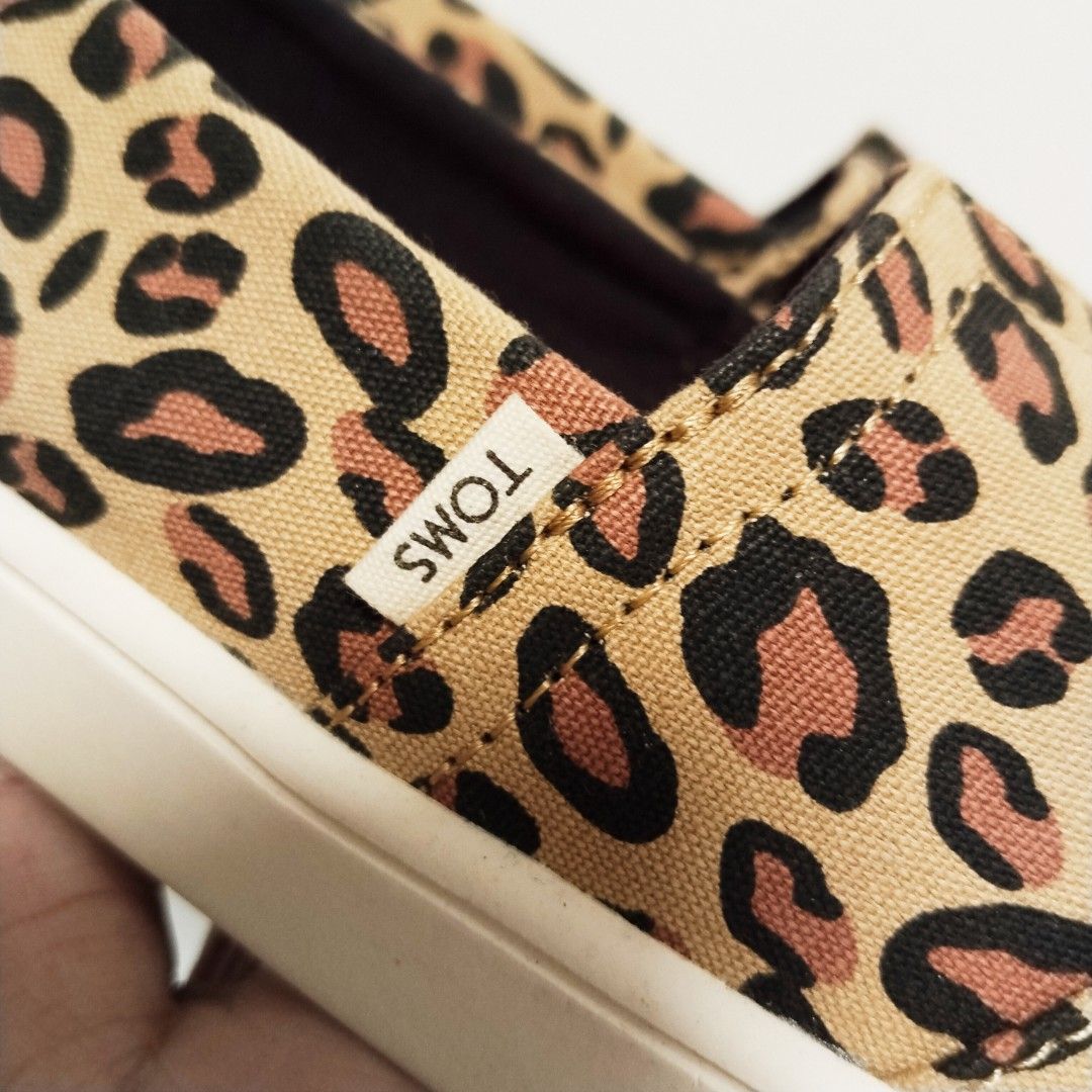 Toms Leopard Print Canvas 6us womens (Category: Flats & Sandals) located in Pateros City. Submitted by blashjunks.y2k (Listing ID 1465170914, Image 3). Description: TOMS LEOPARD PRINT CANVAS SIZE 6US WOMENS 1000PHP MSG US.