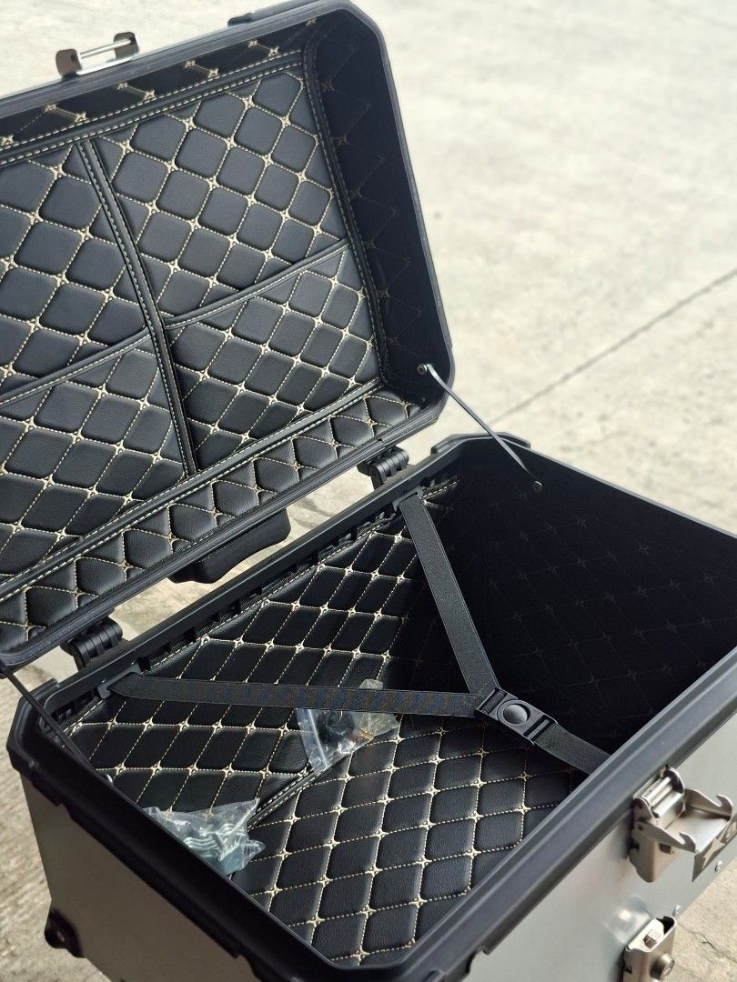 Topbox alloy 65liters (Category: Looking For) located in Manila. Submitted by cl0ud9.moto (Listing ID 1465221117, Image 3). Description: top box universal pure aliminum 65liters inner leather 2 keys metal baseplate.