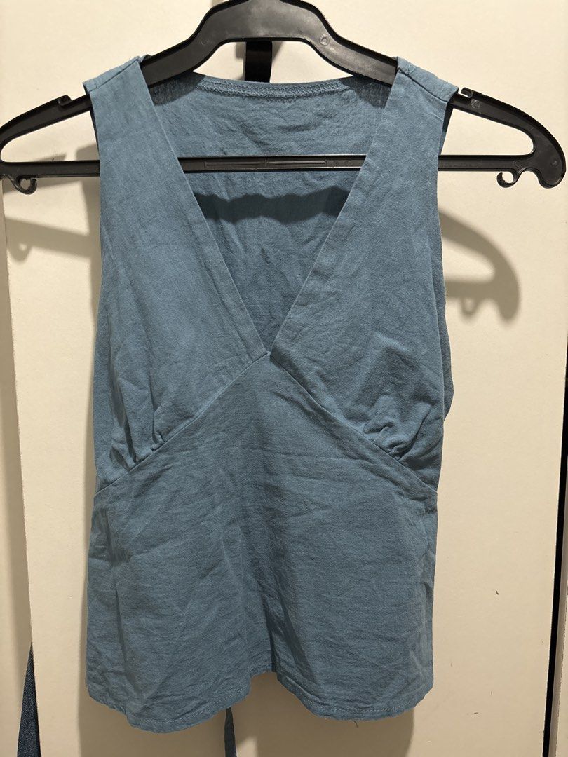 Tops (Category: Sleeveless) located in San Juan City. Submitted by tropicbling (Listing ID 1465381605, Image 3). Description: Sizes: XS-M price-₱50.