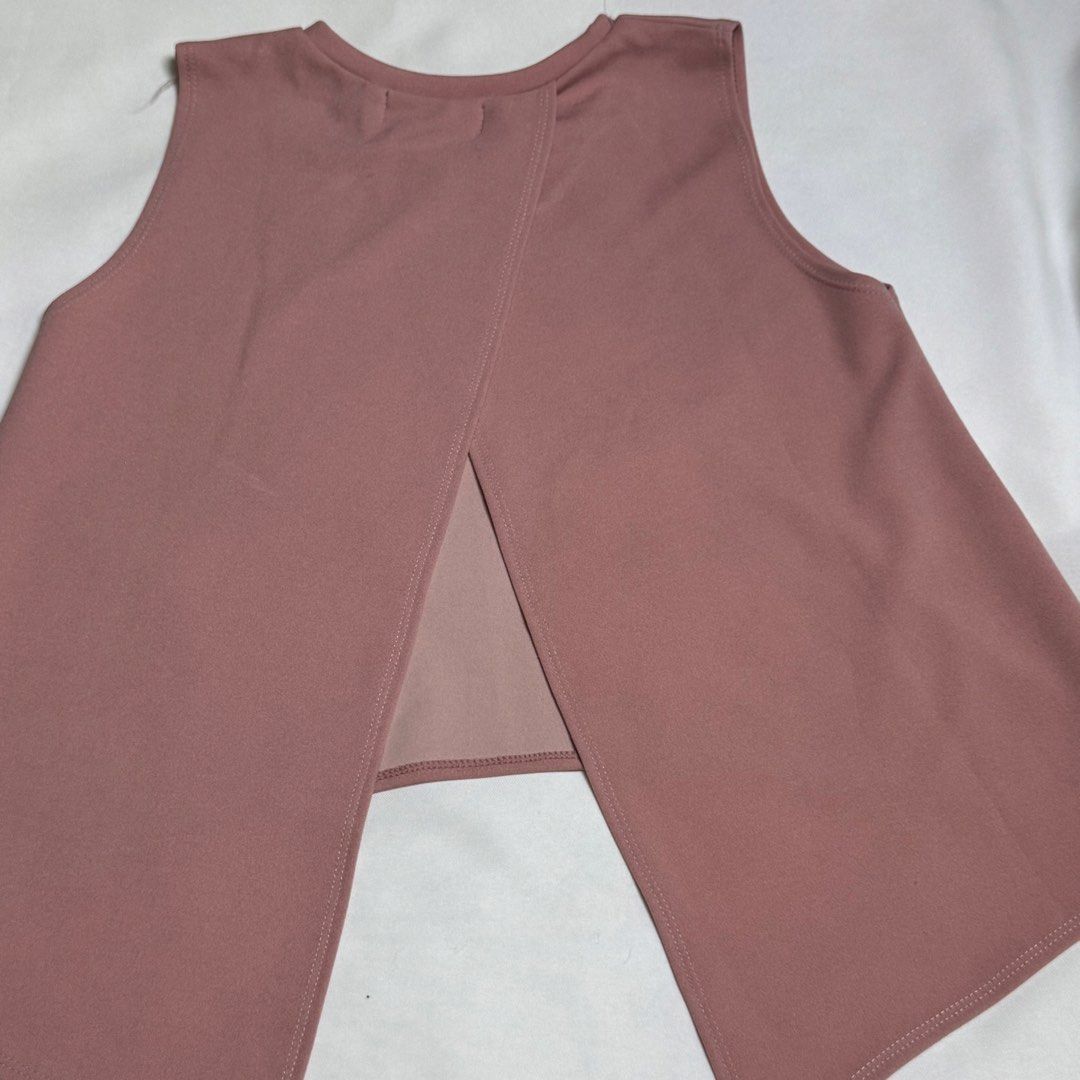 TORIO Pink Sleeveless Open-Back Crop Top (Category: Sleeveless) located in Santa Rosa. Submitted by kym_11 (Listing ID 1465332140, Image 2). Description: - Brand: TORIO - Color: Dusty pink - Style: Sleeveless tank top with a round neckline - Design: Unique open back split with a stylish longer hem at the back - Material: Smooth and comfortable fabric - Versatility: Easy to pair with high-waist jeans or skirts.