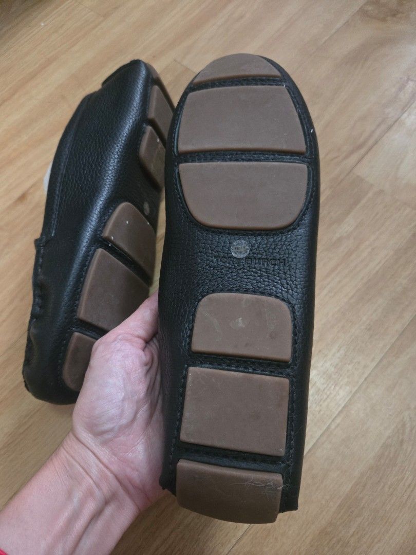 TORY BURCH LOWELL (Category: Loafers) located in Imus. Submitted by tinph (Listing ID 1465211284, Image 2). Description: Unused Size US 7.5 Genuine Leather MOP: Bdo/BPI/ G cash shipping ( shouldered by buyer) : grab/lalamove ( arranged by buyer ) gogo express item is shipped after payment is verified No offer, no transaction Be 100% sure in getting the item before placing.