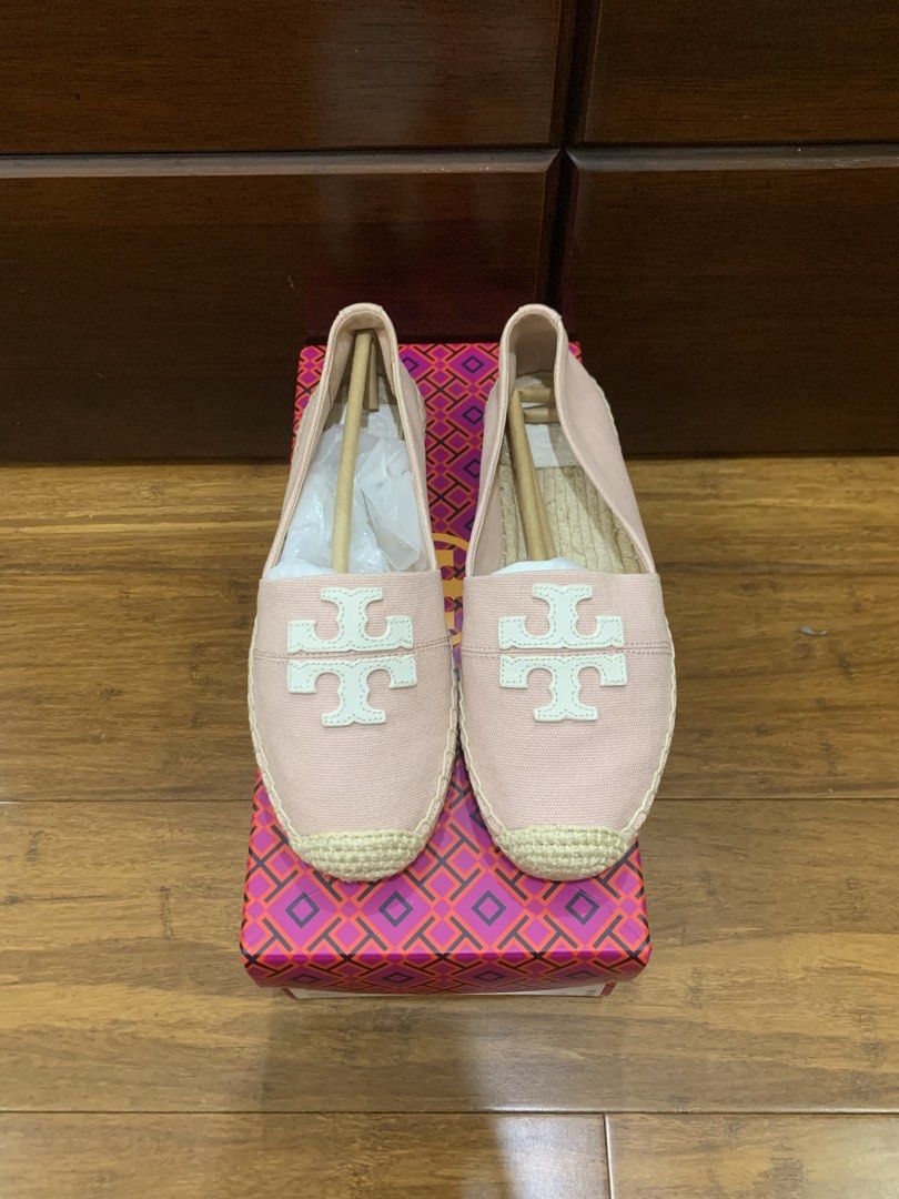 Tory Burch Weston Flat Espadrille Seashell Pink Size 6 (Category: Flats & Sandals) located in San Fernando. Submitted by chimants (Listing ID 1465192091, Image 2). Description: ✨Brand New Tory Burch Weston Flat Espadrille✨ 📌Details: Brand: Tory Burch Color: Seashell Pink Size: US 6 Condition: Never used and in all good condition also comes with the original box. RFS: A bit tight for my size. 📌Price: ₱7,000 (still negotiable) MOP: GCash and Maya