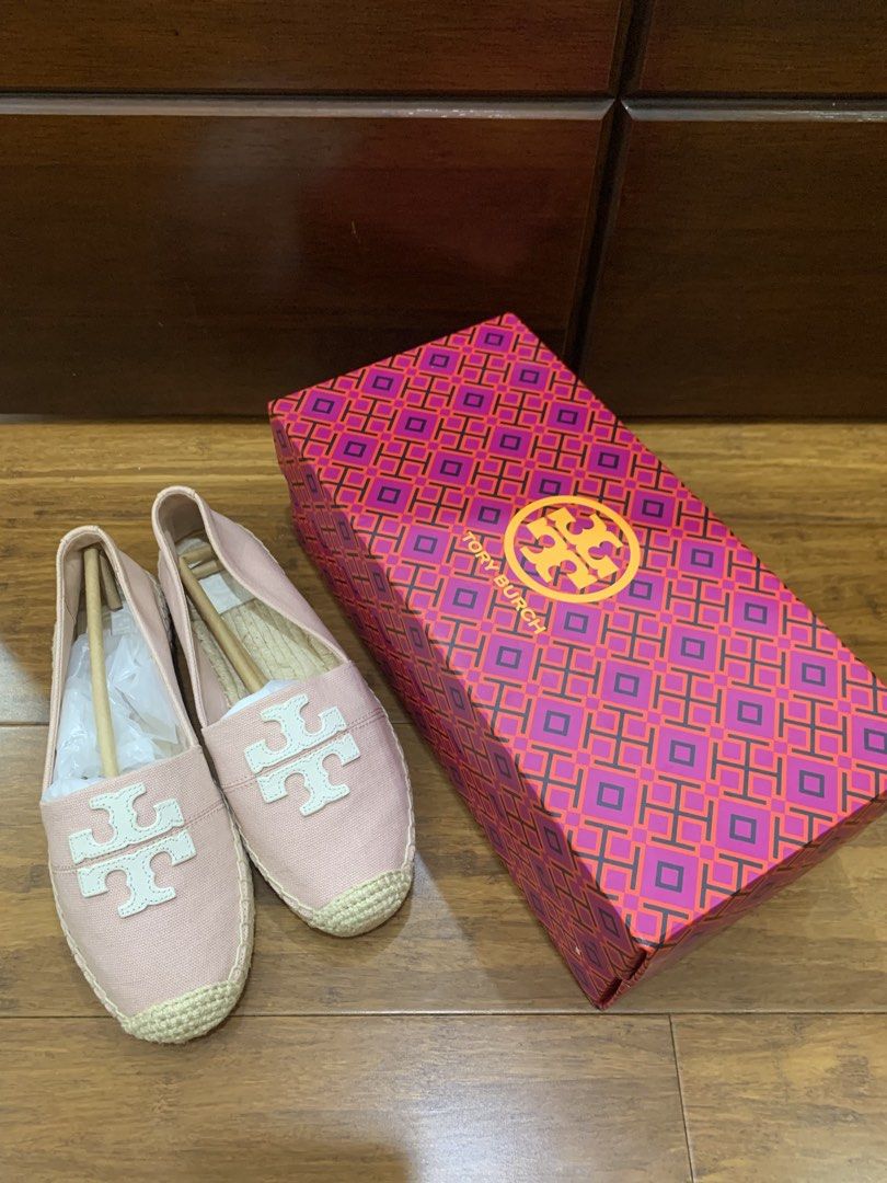 Tory Burch Weston Flat Espadrille Seashell Pink Size 6 (Category: Flats & Sandals) located in San Fernando. Submitted by chimants (Listing ID 1465192091, Image 1). Description: ✨Brand New Tory Burch Weston Flat Espadrille✨ 📌Details: Brand: Tory Burch Color: Seashell Pink Size: US 6 Condition: Never used and in all good condition also comes with the original box. RFS: A bit tight for my size. 📌Price: ₱7,000 (still negotiable) MOP: GCash and Maya