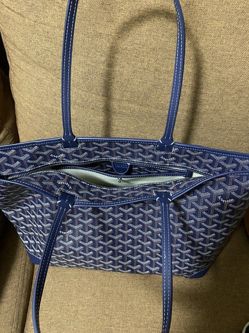 Tote Bag Blue (Category: Tote Bags) located in Makati City. Submitted by dpjanssen (Listing ID 1465291203, Image 2). Description: Blue tote bag with signature chevron canvas pattern and contrast white stitching. Zip top closure keeps items secure. Double leather shoulder straps. Clean interior lining with a matching zippered inner pocket. Structured base with reinforced corners. Deep blue shade throughout. -very nice in actual. -spacious -rfs: ur