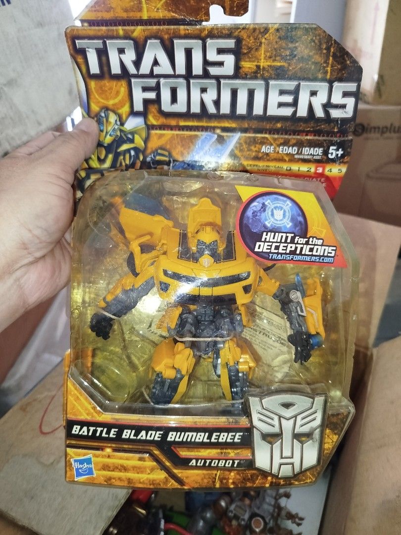 Transformers bumblebee figure (Category: Action & Battle Toys) located in Quezon City. Submitted by toys_r_here (Listing ID 1465294029, Image 1). Description: GOOD FOR GIFT AND COLLECTION as is po Good condition First to pay gets the item pa check nalng sa pic yun condition pm me for questions ship pwede lalamove or jnt qc and marikina area.