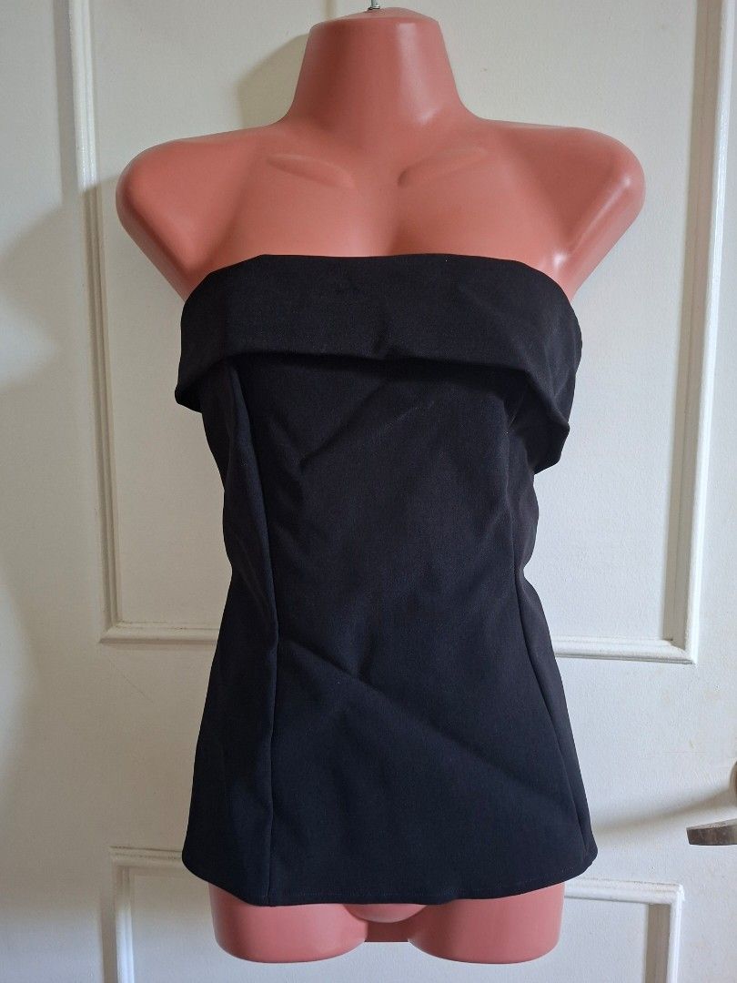 Tube top w/ zipper (Category: Sleeveless) located in San Fernando. Submitted by lairian97 (Listing ID 1465216294, Image 1). Description: RFS: Wrong size !!!GCASH PAYMENT ONLY!!! SHIPPING FEE IS COVERED BY BUYER.