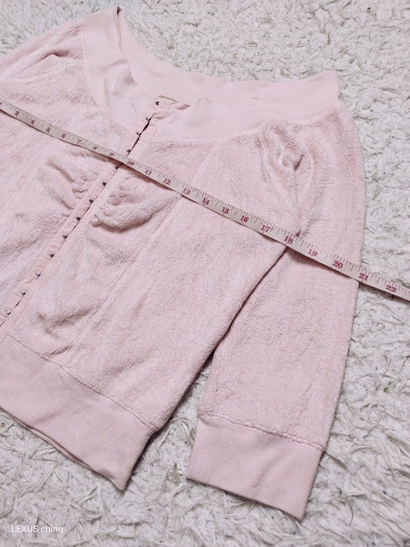 TWENTYONE off shoulder cropped hock lock front with ruched detailing. (Category: Longsleeves) located in Manila. Submitted by lexusthrift1995 (Listing ID 1465178182, Image 2). Description: Size- LARGE on tag but fit to SMALL to MEDIUM Dimension- 18x18 Color rate- 9/10 Condition- 9/10 issue- no issue but need wash good condition ‼️100.pesos plus shipping fee 💸MODE OF PAYMENT- GCASH payment first 🚛MODE OF DELIVERY- J&T or LALAMOVE 📍LOCATION- NOR
