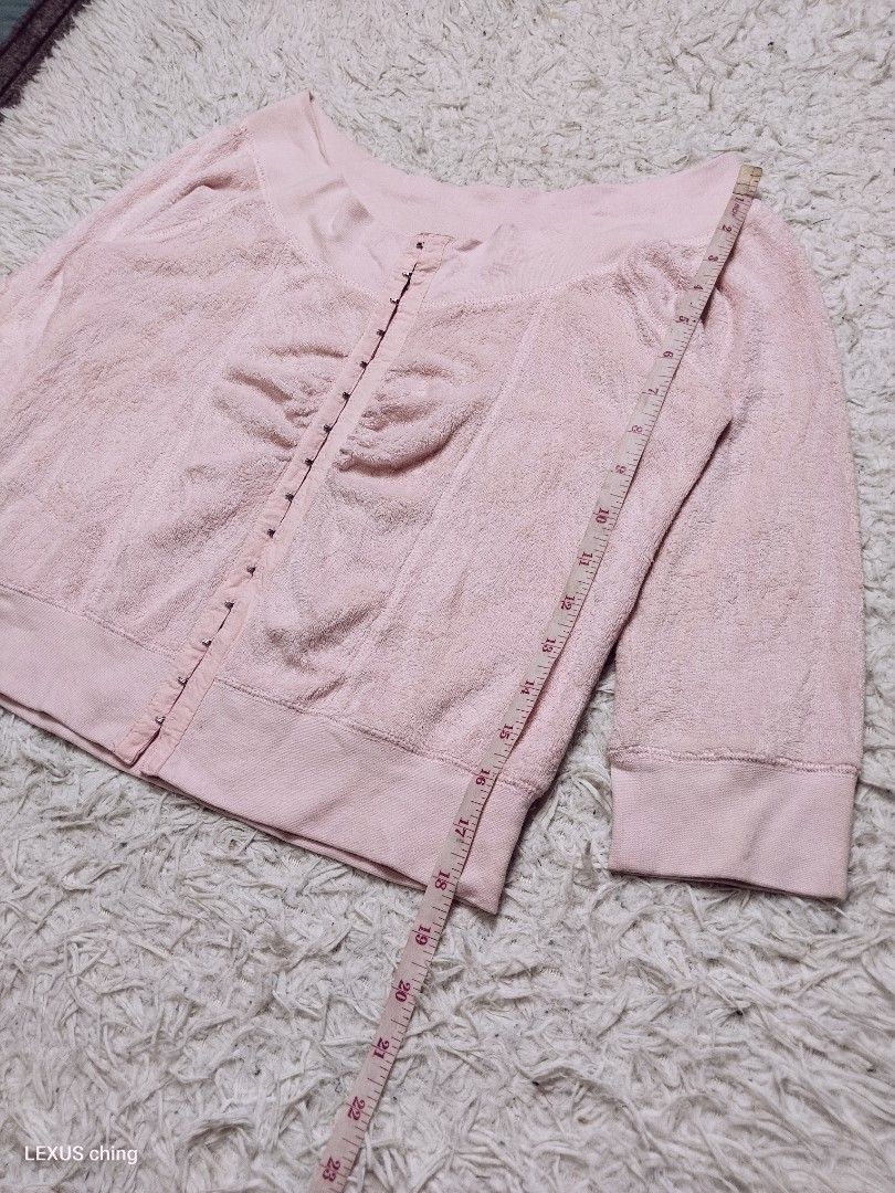 TWENTYONE off shoulder cropped hock lock front with ruched detailing. (Category: Longsleeves) located in Manila. Submitted by lexusthrift1995 (Listing ID 1465178182, Image 3). Description: Size- LARGE on tag but fit to SMALL to MEDIUM Dimension- 18x18 Color rate- 9/10 Condition- 9/10 issue- no issue but need wash good condition ‼️100.pesos plus shipping fee 💸MODE OF PAYMENT- GCASH payment first 🚛MODE OF DELIVERY- J&T or LALAMOVE 📍LOCATION- NOR