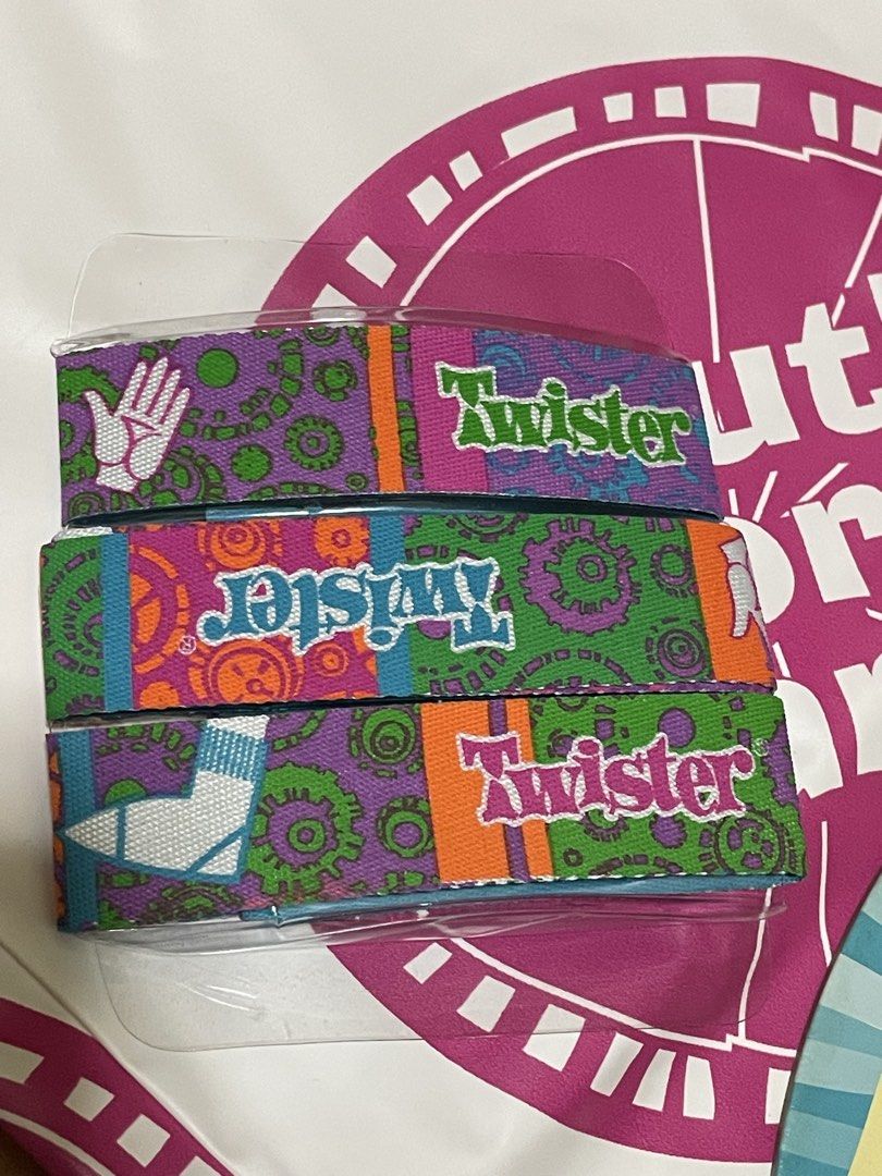 Twister 派對遊戲 （分類：文具及工藝 - 節日佈置及裝飾）位於 Hong Kong。 由 cosineyf 提交（商品編號 1465277490，圖片 3）。簡介： 冇原盒 全新冇用過 適合小朋友開party玩 有轉盤，手帶x3，Twister mat 、說明書 。