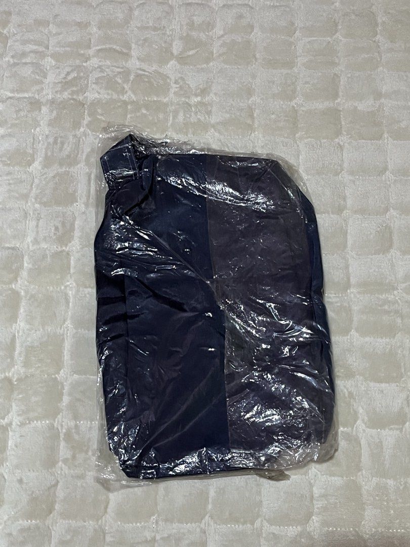 Umbro Side Text Shoe Bag Navy (Category: Sling Bags) located in Dasmarinas. Submitted by gmxngmmd (Listing ID 1465360171, Image 2). Description: Umbro Shoe Bag - Authentic Umbro shoe bag in classic navy blue - Brand new and untouched, still sealed in original plastic packaging - Original store tag attached - Stylish white piping details along the front zipper - Features the iconic Umbro logo near the bottom.