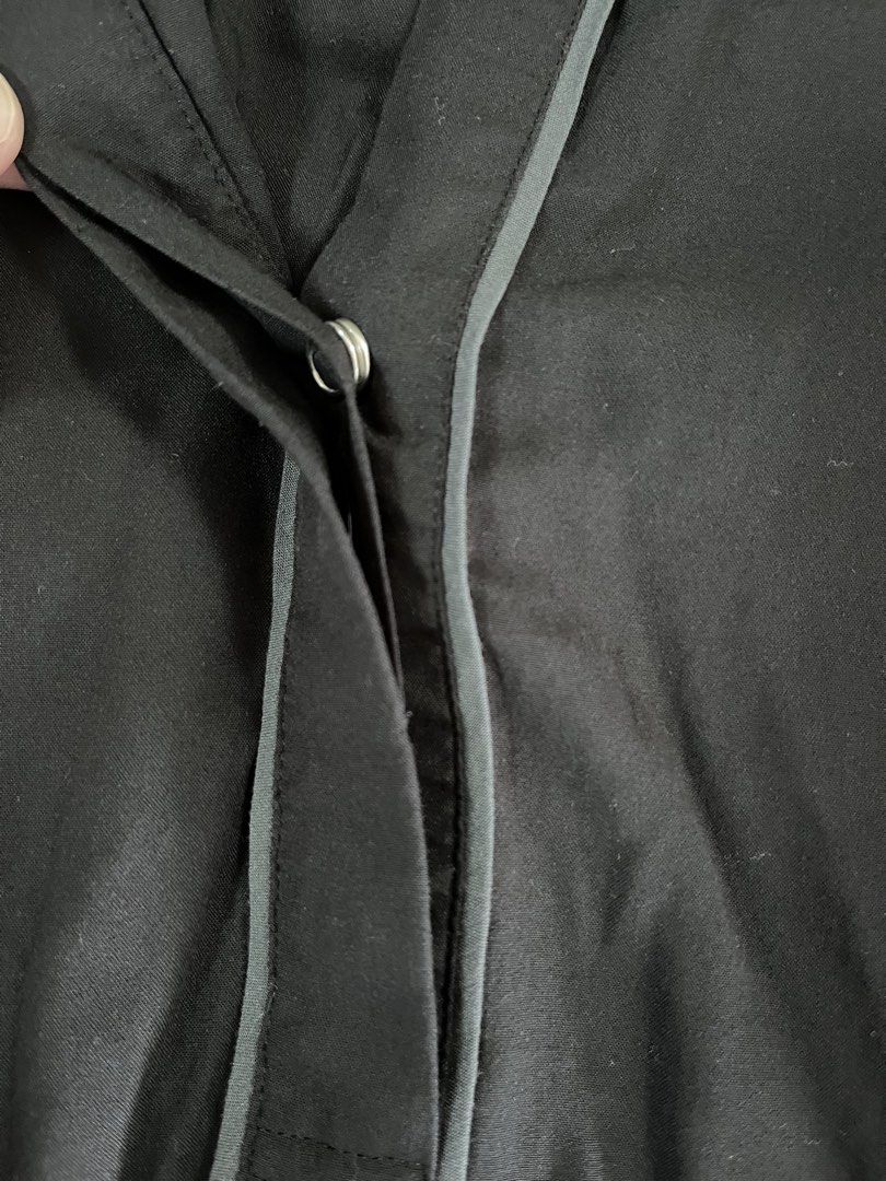 Uniqlo Black Blouse Size S (Category: Blouses) located in Paranaque City. Submitted by PrelovedClosetetc (Listing ID 1465172286, Image 3). Description: May fit up to M I attached snap closure Final price.