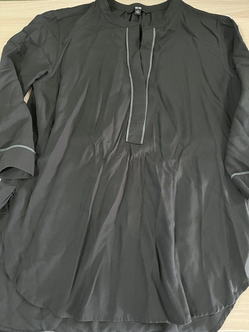 Uniqlo Black Blouse Size S (Category: Blouses) located in Paranaque City. Submitted by PrelovedClosetetc (Listing ID 1465172286, Image 1). Description: May fit up to M I attached snap closure Final price.