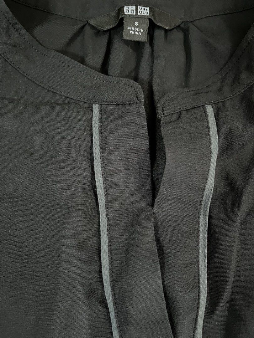 Uniqlo Black Blouse Size S (Category: Blouses) located in Paranaque City. Submitted by PrelovedClosetetc (Listing ID 1465172286, Image 2). Description: May fit up to M I attached snap closure Final price.