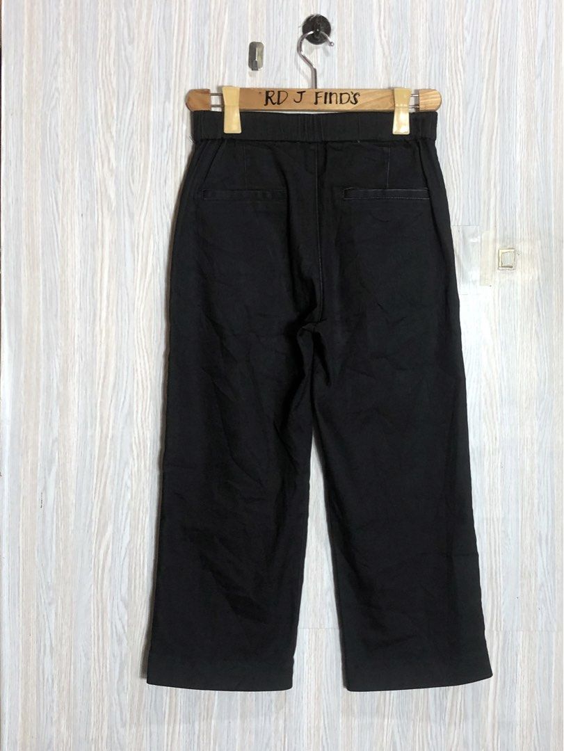 Uniqlo Black Cropped Pants Size S (Category: Jeans) located in Montevista. Submitted by rdthriftshub (Listing ID 1465282688, Image 2). Description: - Brand: Uniqlo - Color: Solid black - Size: S (Fits waist 60-66cm, hips 85-91cm) - Material: 78% cotton, 20% polyester, 2% spandex - Style: Easy pull-on with a structured fit - Versatility: Great for casual wear or smart-casual outfits.