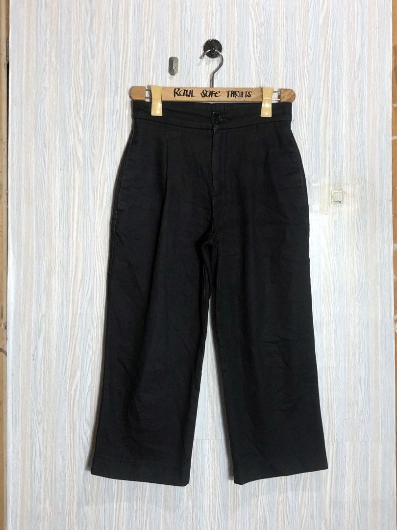 Uniqlo Black Cropped Pants Size S (Category: Jeans) located in Montevista. Submitted by rdthriftshub (Listing ID 1465282688, Image 1). Description: - Brand: Uniqlo - Color: Solid black - Size: S (Fits waist 60-66cm, hips 85-91cm) - Material: 78% cotton, 20% polyester, 2% spandex - Style: Easy pull-on with a structured fit - Versatility: Great for casual wear or smart-casual outfits.