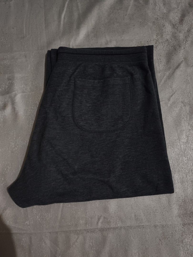 Uniqlo Grey Sweatpants Size S (Category: Joggers) located in Davao. Submitted by jjj_mncd (Listing ID 1465255815, Image 2). Description: - Color: Gray (naging dark gray lang sa picture dahil sa lightning) - Size: Small (S) - Material: Soft, comfortable cotton - Features: Adjustable drawstring waist, single back pocket - Style: Great for lounging, casual wear, and easy to pair with tees or hoodies.