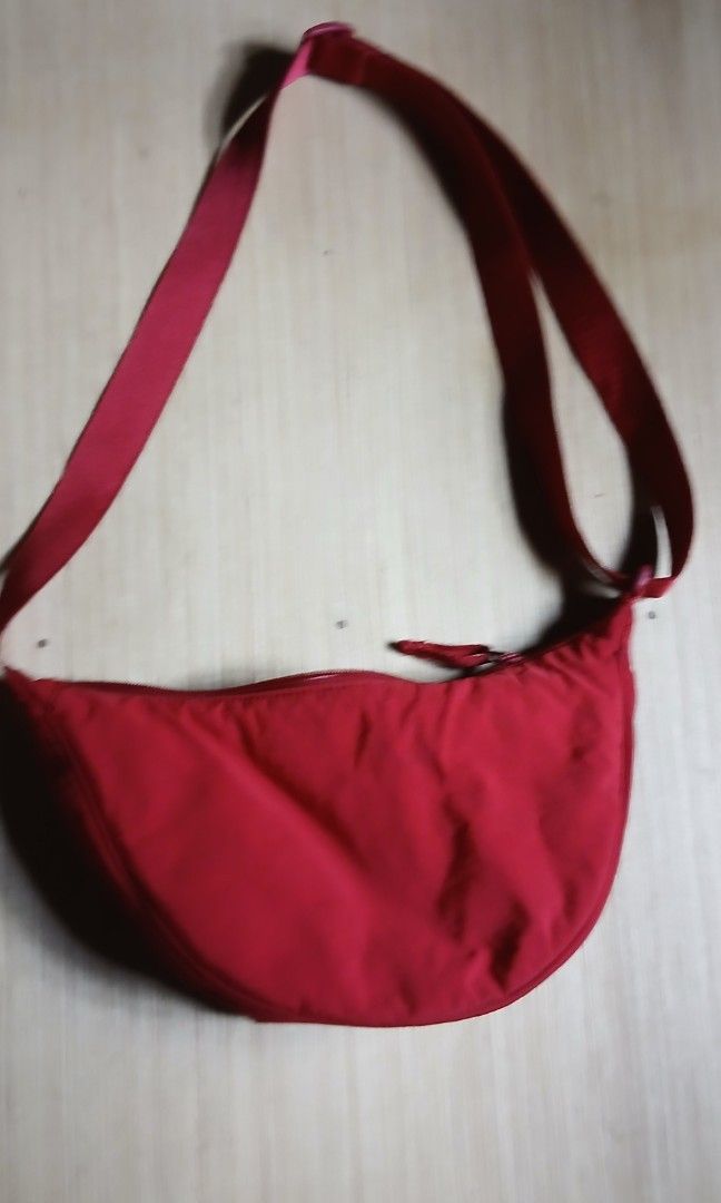 Uniqlo Dumpling Bag - Red (Category: Cross-body Bags) located in Manila. Submitted by shoppebymaria (Listing ID 1465237268, Image 1). Description: In very good condish, clean niyo na lang. Item.is in Pangasinan. Shipping via J&T.