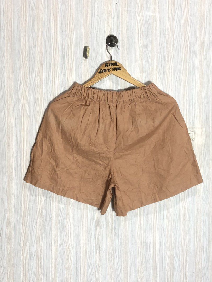 Uniqlo Kids Brown Shorts Size 160 (Category: Shorts) located in Montevista. Submitted by rdthriftshub (Listing ID 1465280607, Image 2). Description: - Brand: Uniqlo - Item: Kids Brown Shorts - Size: 160 (Fits height 155-165cm, waist 60-66cm) - Material: 50% Cotton, 50% Linen - Features: Elastic waistband with tie detail, side pockets - Condition: Brand new with tag attached (BNWT).