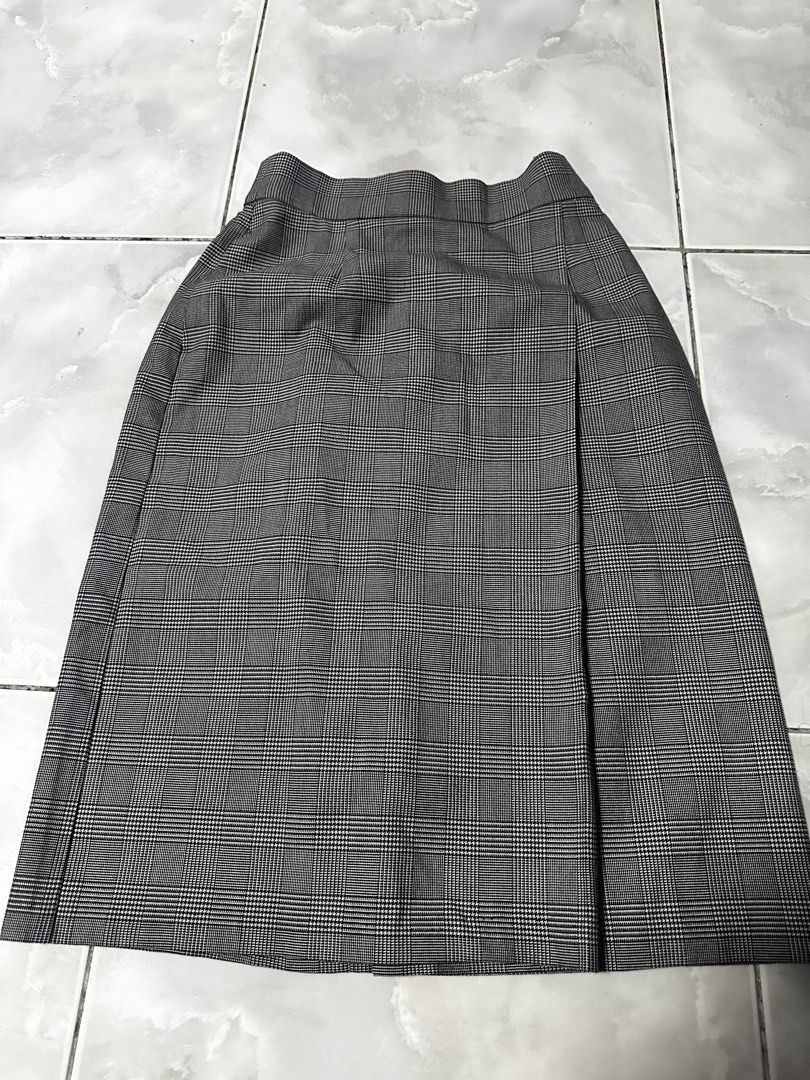 Uniqlo Plaid Midi Skirt (Category: Skirts) located in Quezon City. Submitted by mihoho13 (Listing ID 1465344348, Image 1). Description: - Brand: Uniqlo - Item: Grey and black plaid midi skirt - Size: S (Fits waist 60-66cm, hips 85-91cm) - Material: 68% polyester, 30% rayon, 2% polyurethane - Design: Classic plaid pattern, structured waistline, and neat front drape - Versatility: Great for office wear or casual outings.