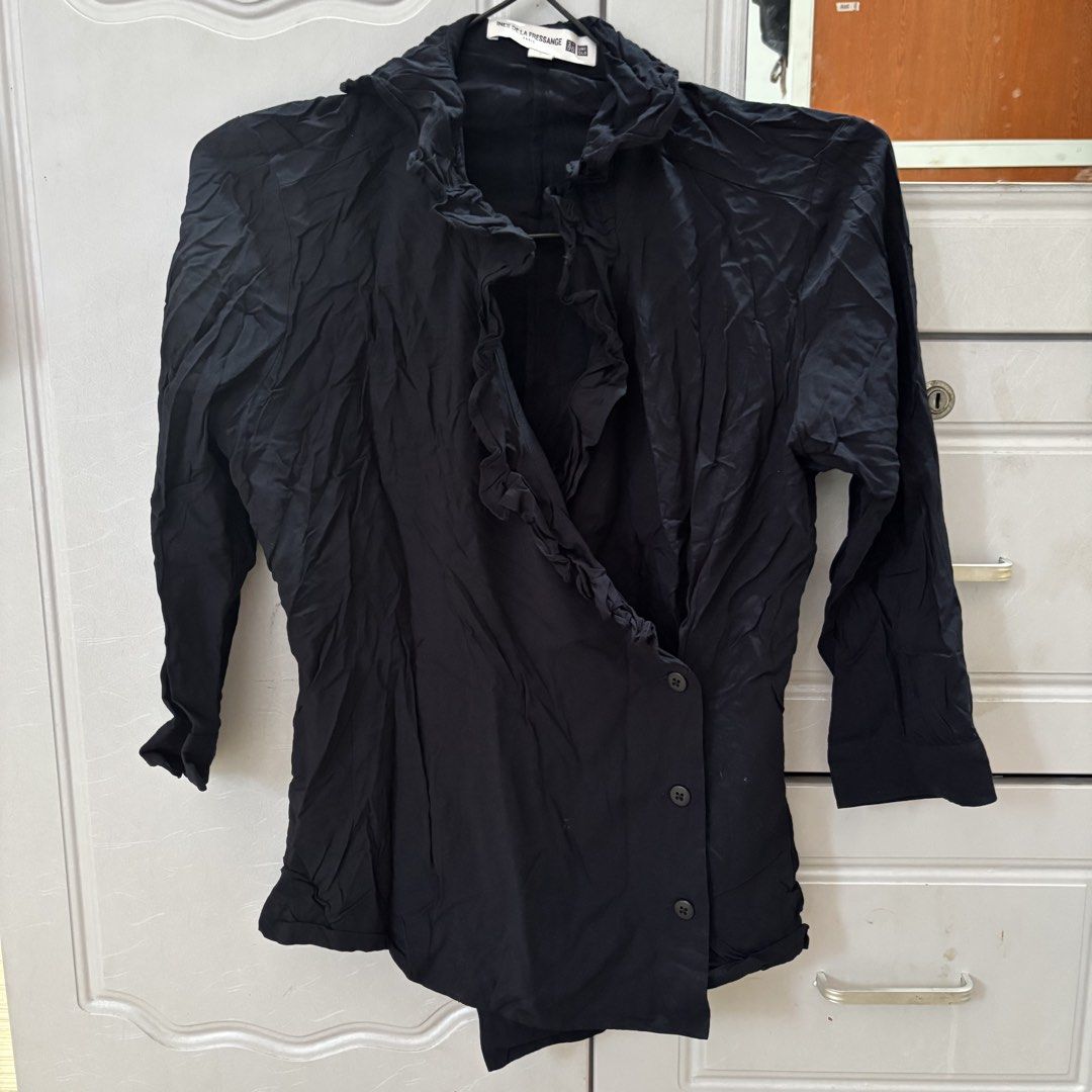 Uniqlo Ruffled Navy Blue Blouse (Category: Blouses) located in Binan City. Submitted by mypreloved_haul (Listing ID 1465209237, Image 1). Description: JUST NEED STEAM.