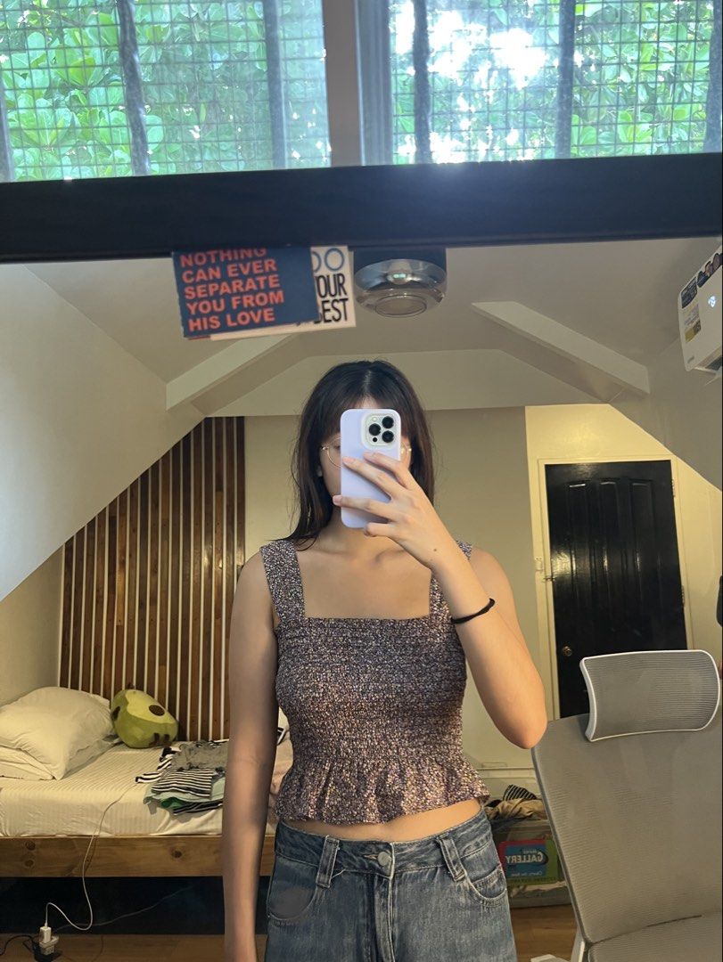 uniqlo stretchy floral top (Category: Sleeveless) located in Davao. Submitted by hojichafromsips (Listing ID 1465207942, Image 1). Description: -dvo based -size S -MOP: gcash -MOD: maxim meetup: jollibee circumferential rd. (near dmsf).