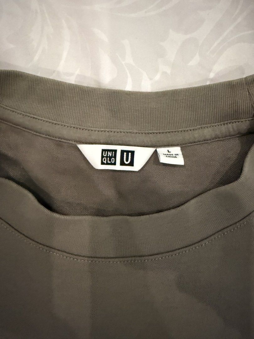 Uniqlo U AIRism Cotton Oversized (Category: Tshirts & Polo Shirts ) located in Batangas. Submitted by kontin (Listing ID 1465207704, Image 2). Description: Uniqlo U AIRism Cotton Oversized Crew Neck T-Shirt Issue on size M, check last pic (small stain) Bought in App RFS: lose weight Khaki grey size Large New Dark green Medium used 8/10 con Dimes Large - 22.5x26 Medium / 21.5x25 .